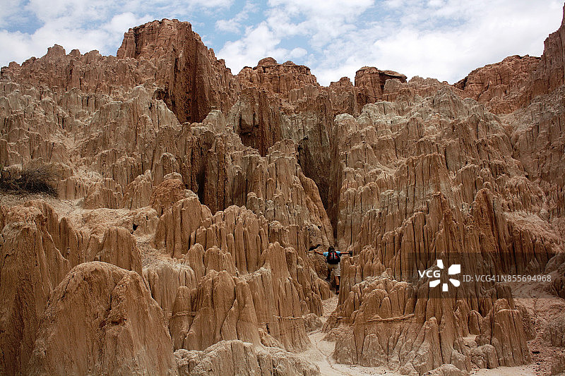 攀登到教堂峡谷的狭缝型峡谷中图片素材
