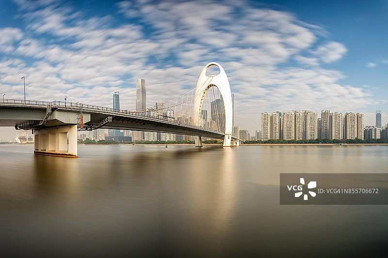 珠江上的现代桥梁和广州金融区现代建筑图片素材