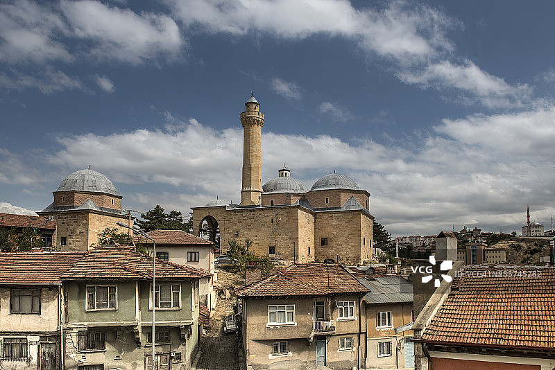 土耳其卡斯塔莫努的伊斯梅尔贝清真寺，周围环绕着古老的木屋图片素材
