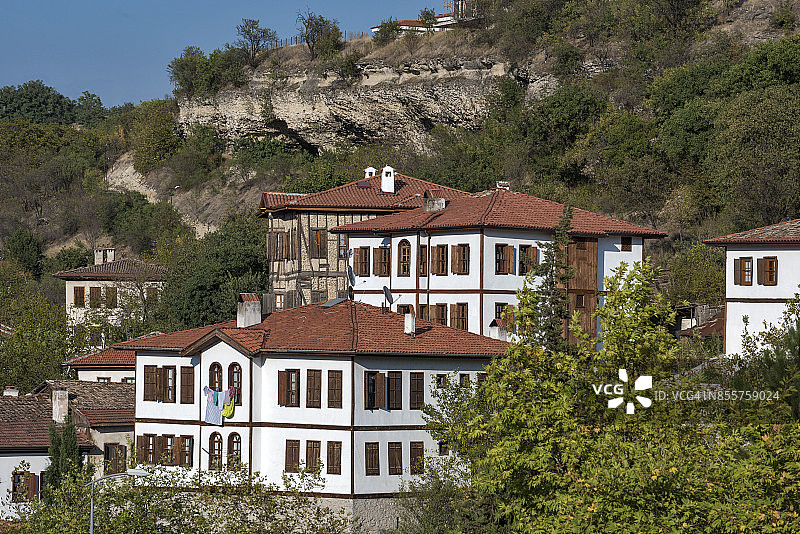 土耳其卡拉比克萨夫兰博卢古镇风光：历史悠久的古老宅邸与木屋图片素材