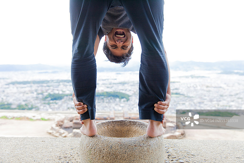 男子在山顶伸展身体图片素材