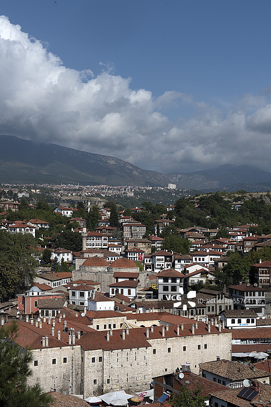 土耳其卡拉比克，以老房子和豪宅闻名的萨夫兰博卢镇竖版照片图片素材