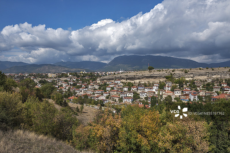 土耳其卡拉比克萨夫兰博卢古镇风光：历史悠久的古老宅邸与木屋图片素材