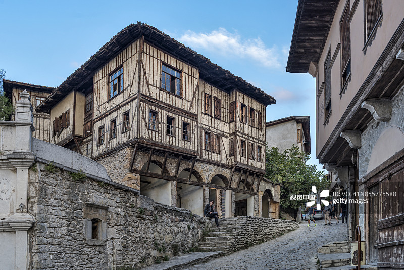 萨夫兰博卢小镇的古老宅邸，展示鹅卵石街道和其他房屋，土耳其卡拉比克图片素材