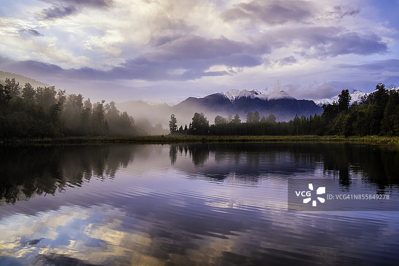 新西兰马瑟森湖的黎明图片素材