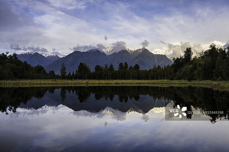 新西兰马瑟森湖的午后光线图片素材