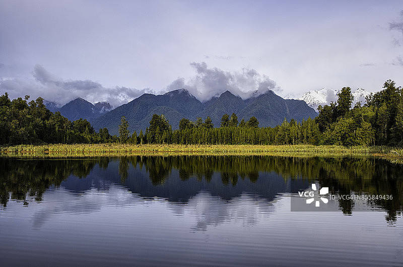 新西兰马瑟森湖的午后光线图片素材