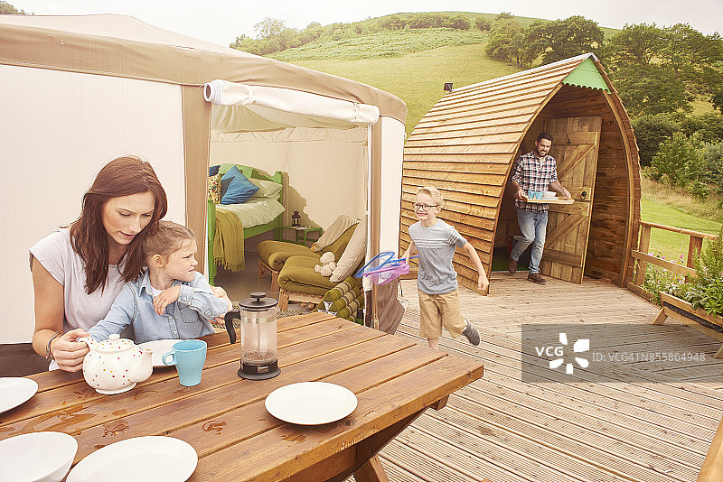 在蒙古包里的度假者图片素材