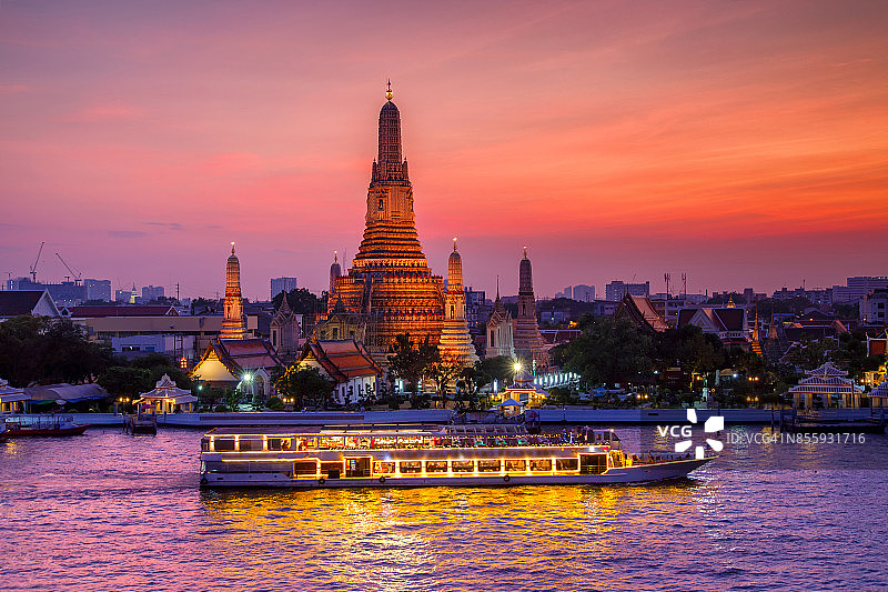 泰国曼谷夕阳下的郑王庙和游轮图片素材