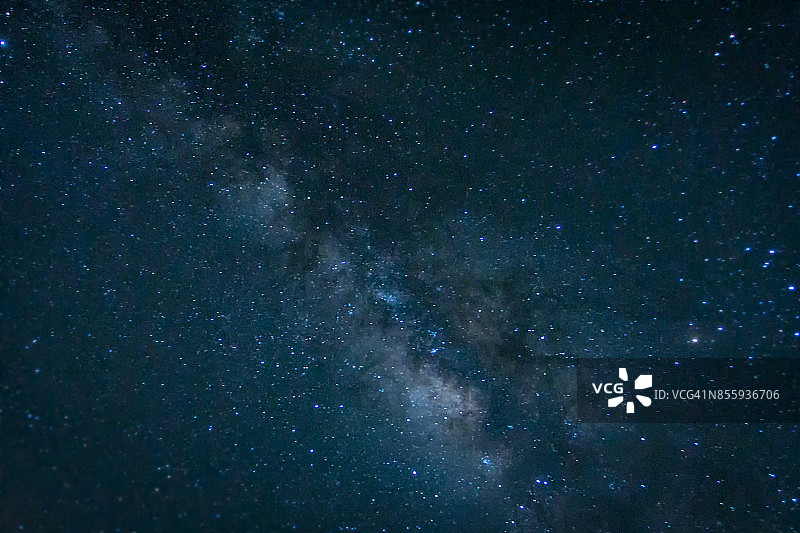 宇宙中的银河系、星星和宇宙尘埃图片素材