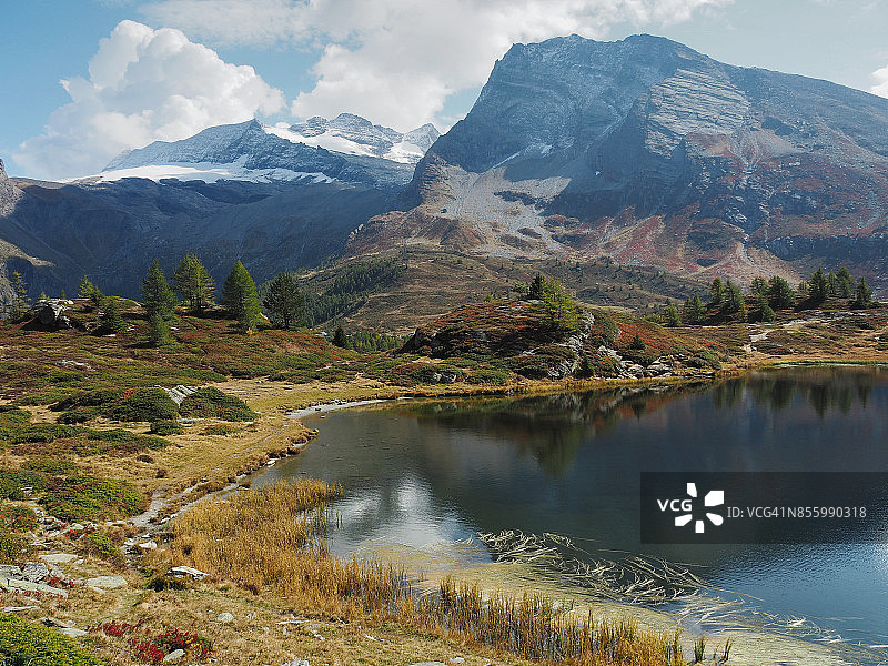 从辛普隆山口眺望Hübschhorn和Breithorn山与Hopschusee高山湖泊图片素材