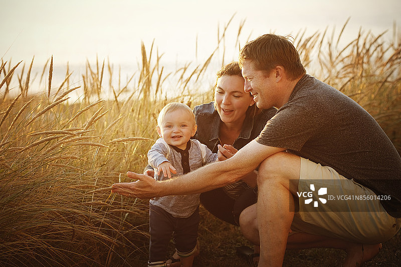 一家人和宝宝在户外玩耍图片素材