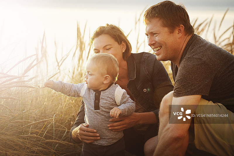 一家人和宝宝在户外玩耍图片素材