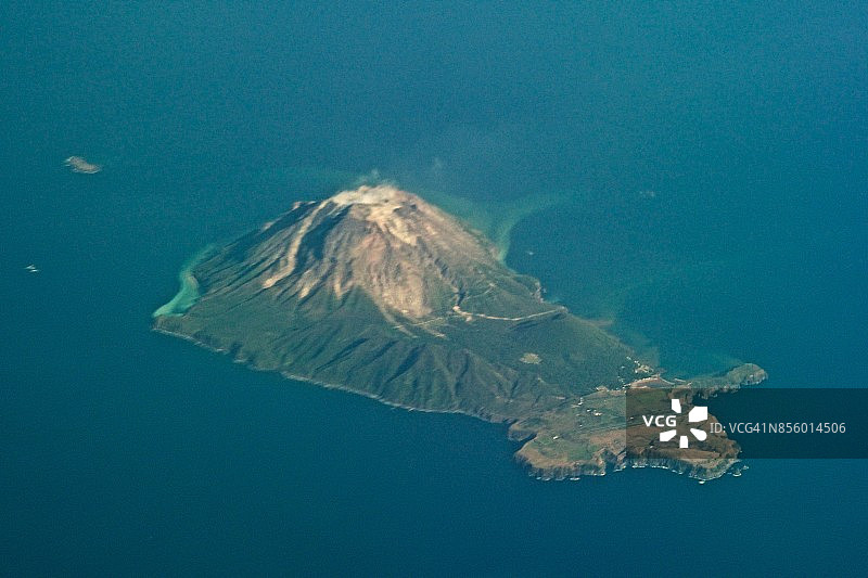 日本鹿儿岛县三岛村的活火山岛屿硫磺岛的日间航拍景观图片素材