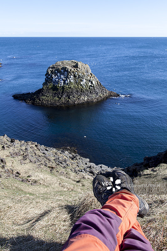 游客在阿尔纳斯塔皮观看岩石地貌的视角图片素材