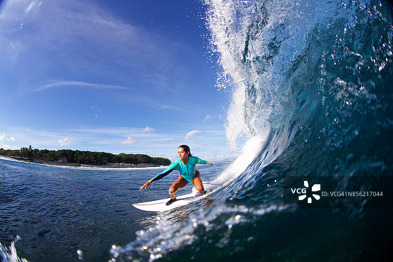 女孩在海浪中图片素材