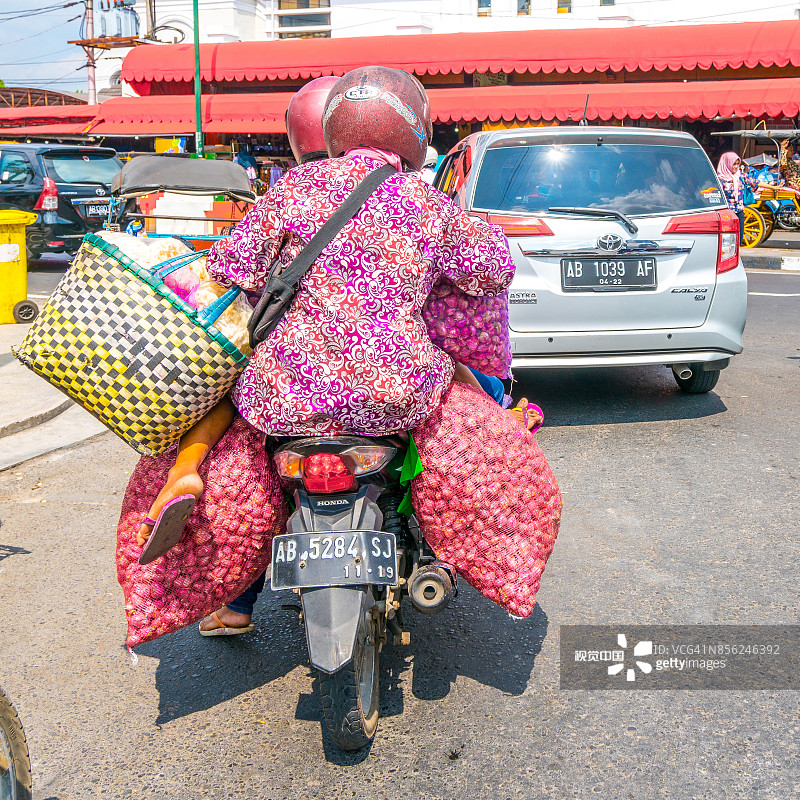 超载的摩托车图片素材