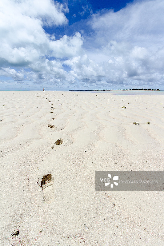 帕劳卡扬杰尔环礁白色沙滩上的脚印图片素材