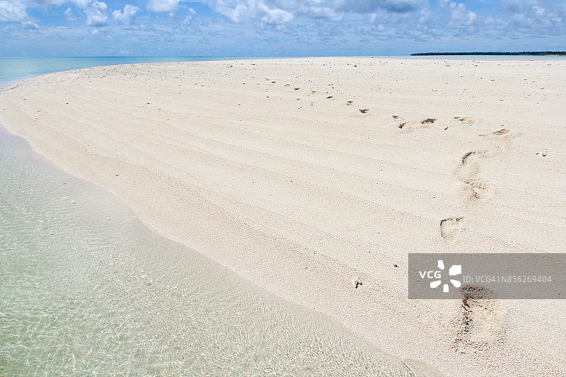 帕劳卡扬杰尔环礁白色沙滩上的脚印图片素材