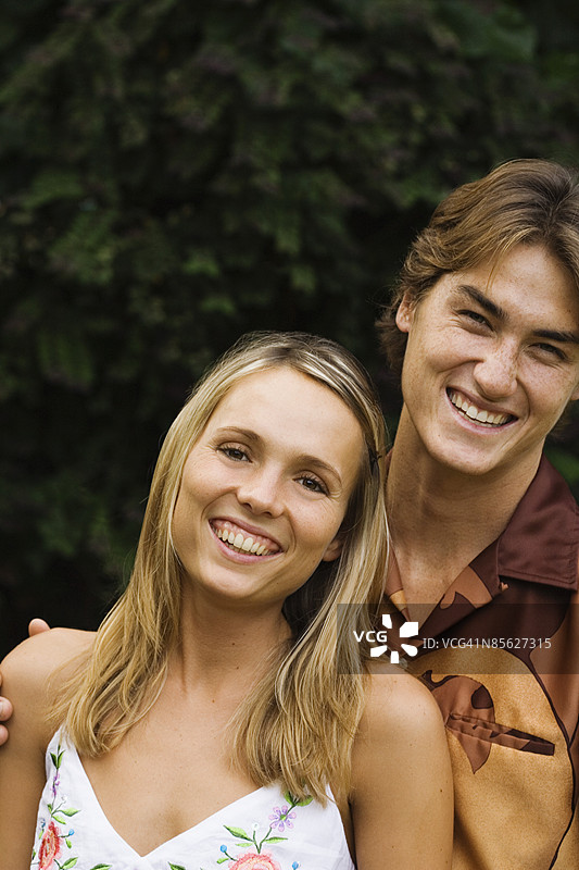 微笑的情侣图片素材