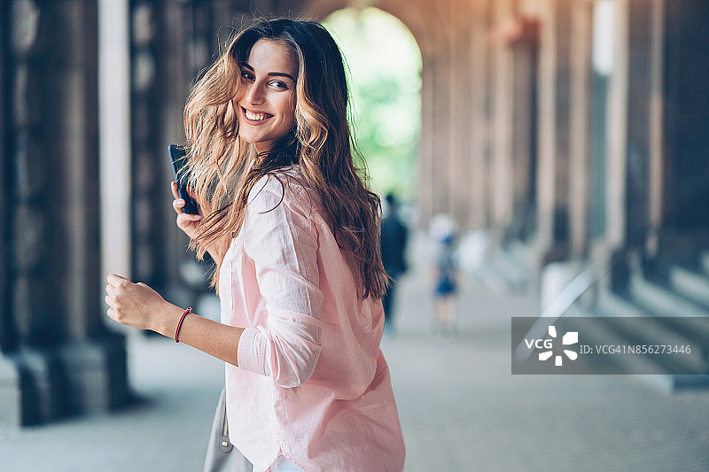 年轻女人回头看图片素材