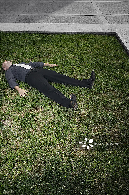 躺在草地上的商人图片素材