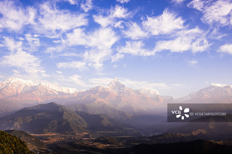 尼泊尔博克拉鱼尾峰和安娜普尔纳峰喜马拉雅山脉背景美景图片素材