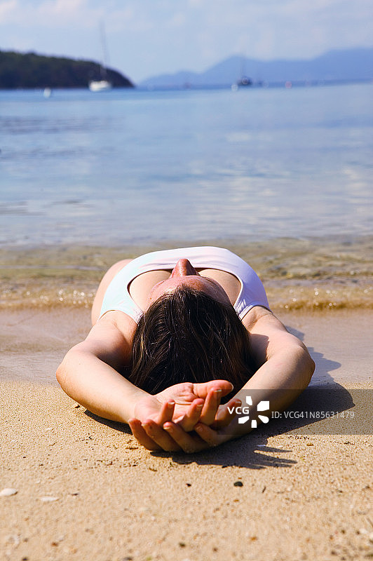 女人在沙滩上放松图片素材