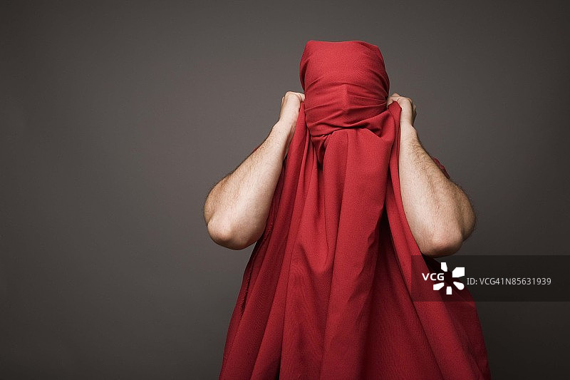 头上裹着布的男子图片素材