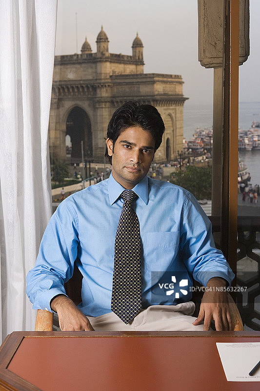 商人坐在办公室的办公桌前图片素材