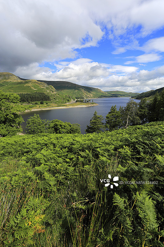 夏日俯瞰英国坎布里亚郡湖区国家公园马德尔山谷霍斯沃特水库风光图片素材