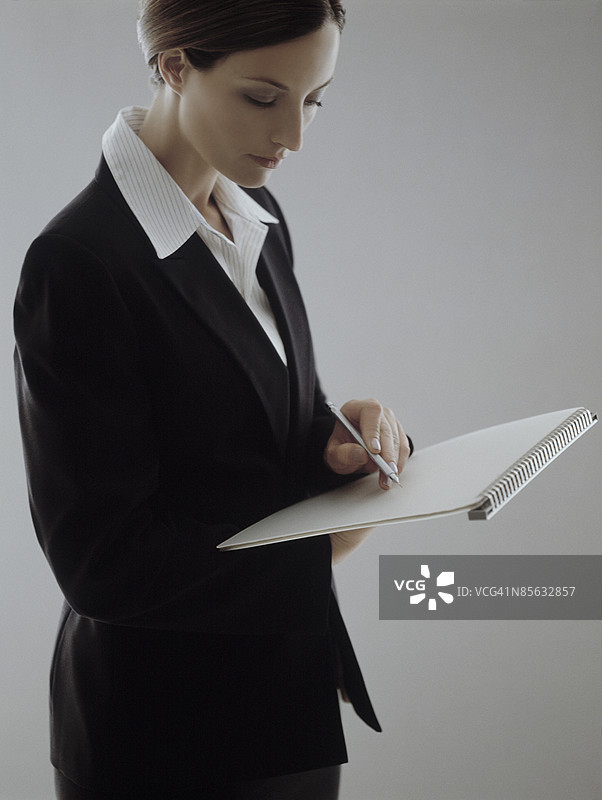 手持纸板和钢笔的女商人图片素材
