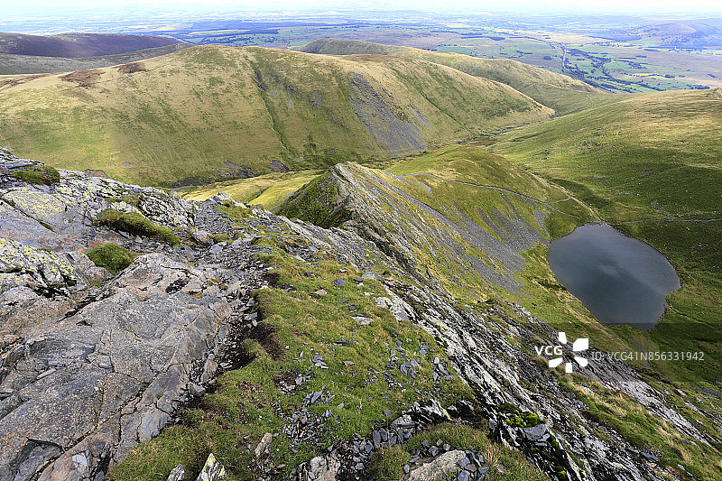 塔恩湖和夏普艾吉，布伦卡特拉山，湖区国家公园，坎布里亚郡，英国图片素材