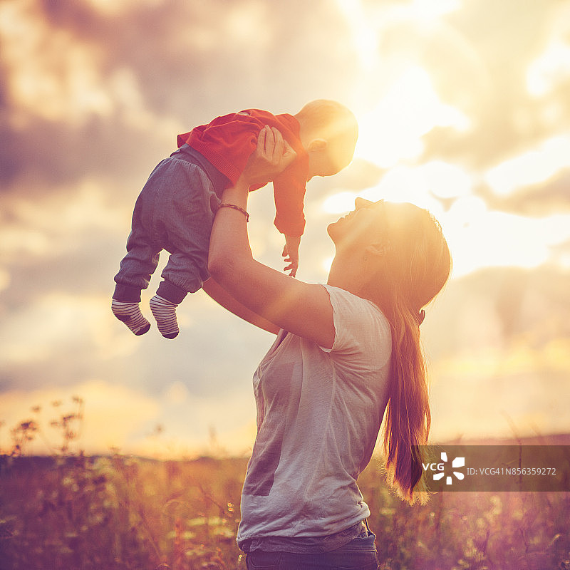 夕阳下的幸福家庭图片素材