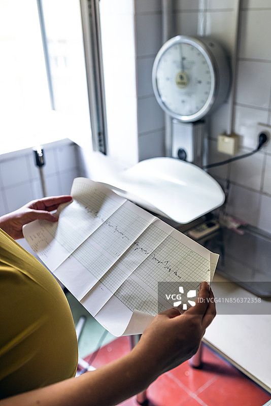 在医院里拿着宫缩记录文件的女人照片图片素材