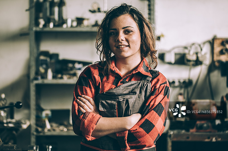 迷人的女孩，汽车修理工图片素材