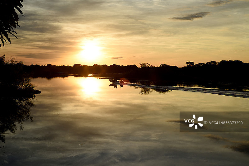 黄色水面倒影和小船图片素材