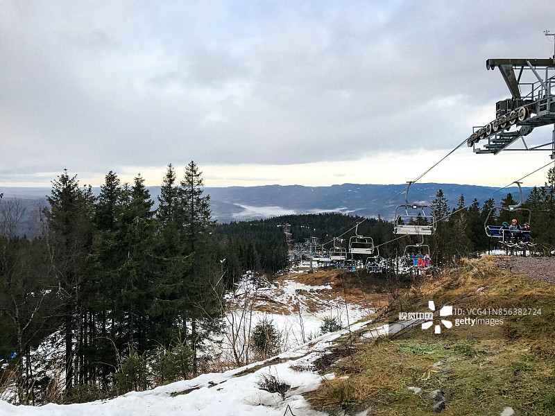 温暖滑雪季图片素材