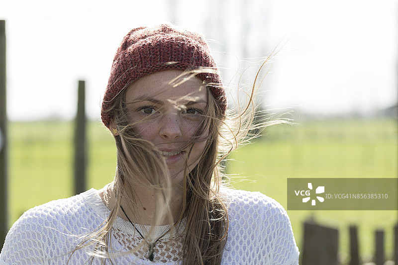 在户外看向镜头的少女图片素材