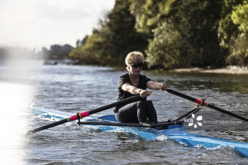 中年女子赛艇运动员图片素材