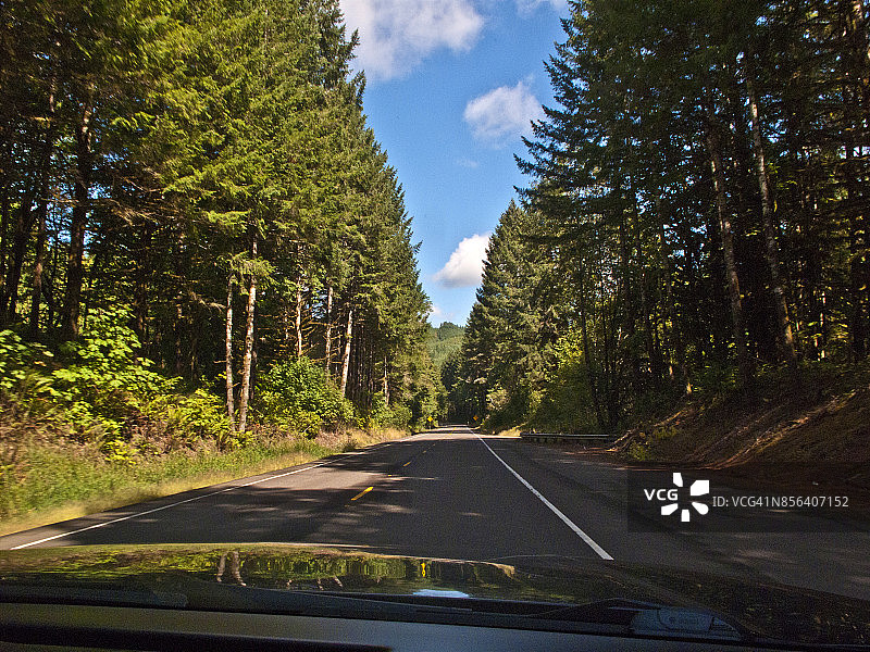 俄勒冈海岸101公路的汽车车窗景观图片素材