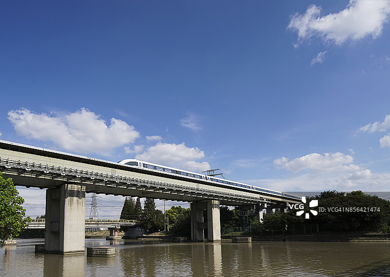中国上海：磁悬浮列车以每小时431公里的速度通过桥梁图片素材