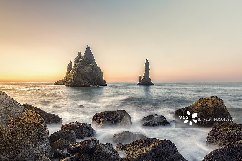 冰岛维克黑沙滩雷尼斯德兰格悬崖图片素材