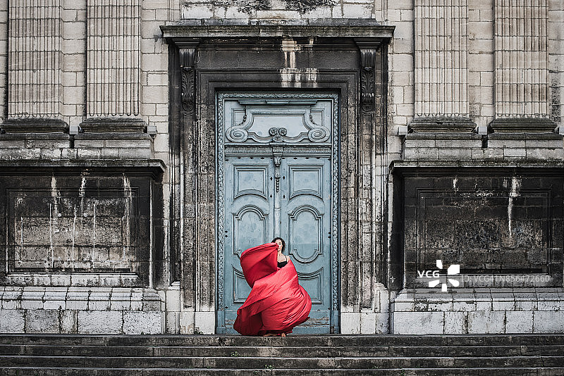女芭蕾舞演员在法国里昂跳舞图片素材