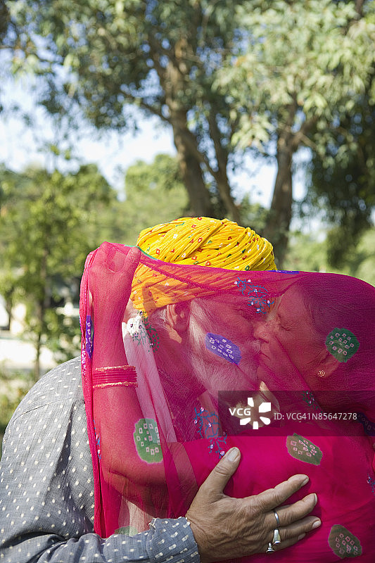 情侣在面纱后相拥图片素材