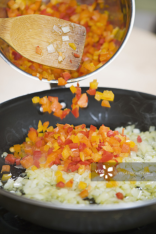 平底锅中烹饪的甜椒和洋葱图片素材