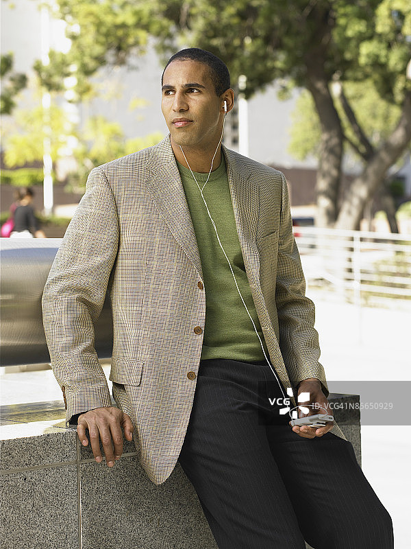 男人在公园里听MP3播放器图片素材