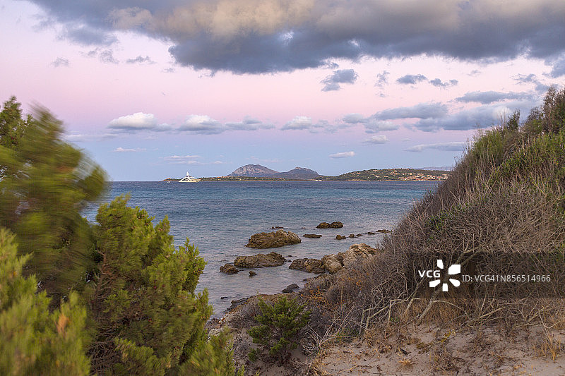 黄昏时分的罗通多港，意大利撒丁岛奥尔比亚图片素材