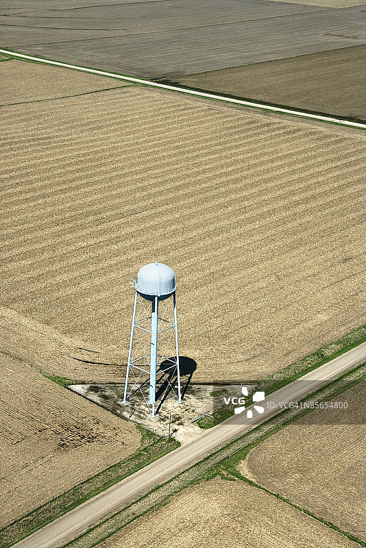 高速公路旁田野中的水塔图片素材