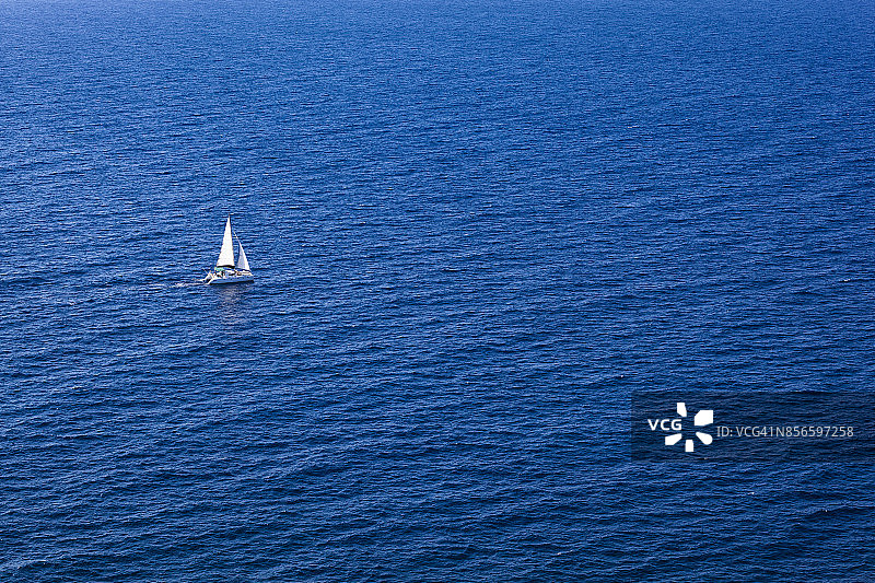 帆船与广阔海洋图片素材